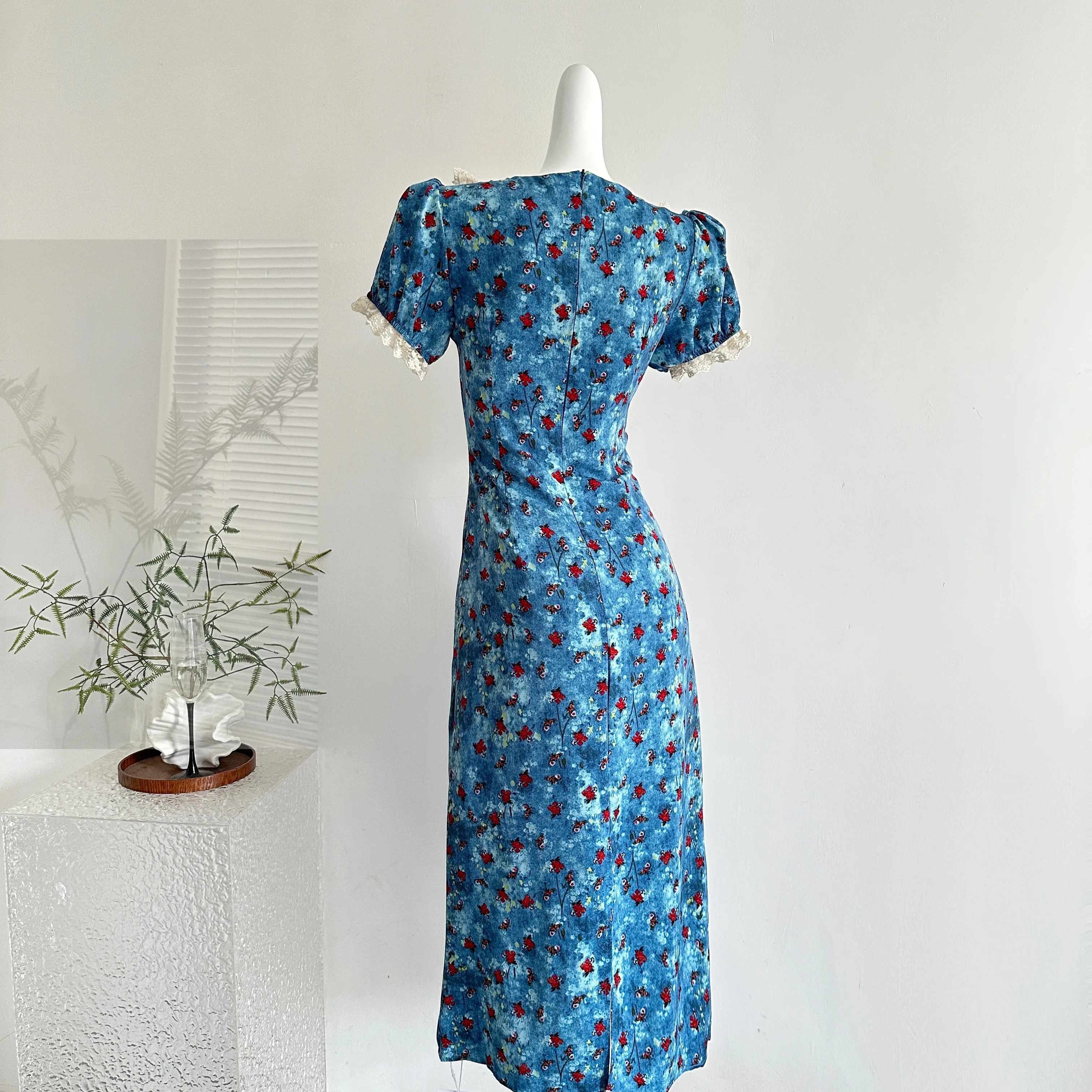 Französisches blaues Kleid mit Blumendruck, langes Abendkleid im Rosenstil, kurze Ärmel, Empire-Taille, knöchellang, einzigartiges Design, Freizeitkleid
