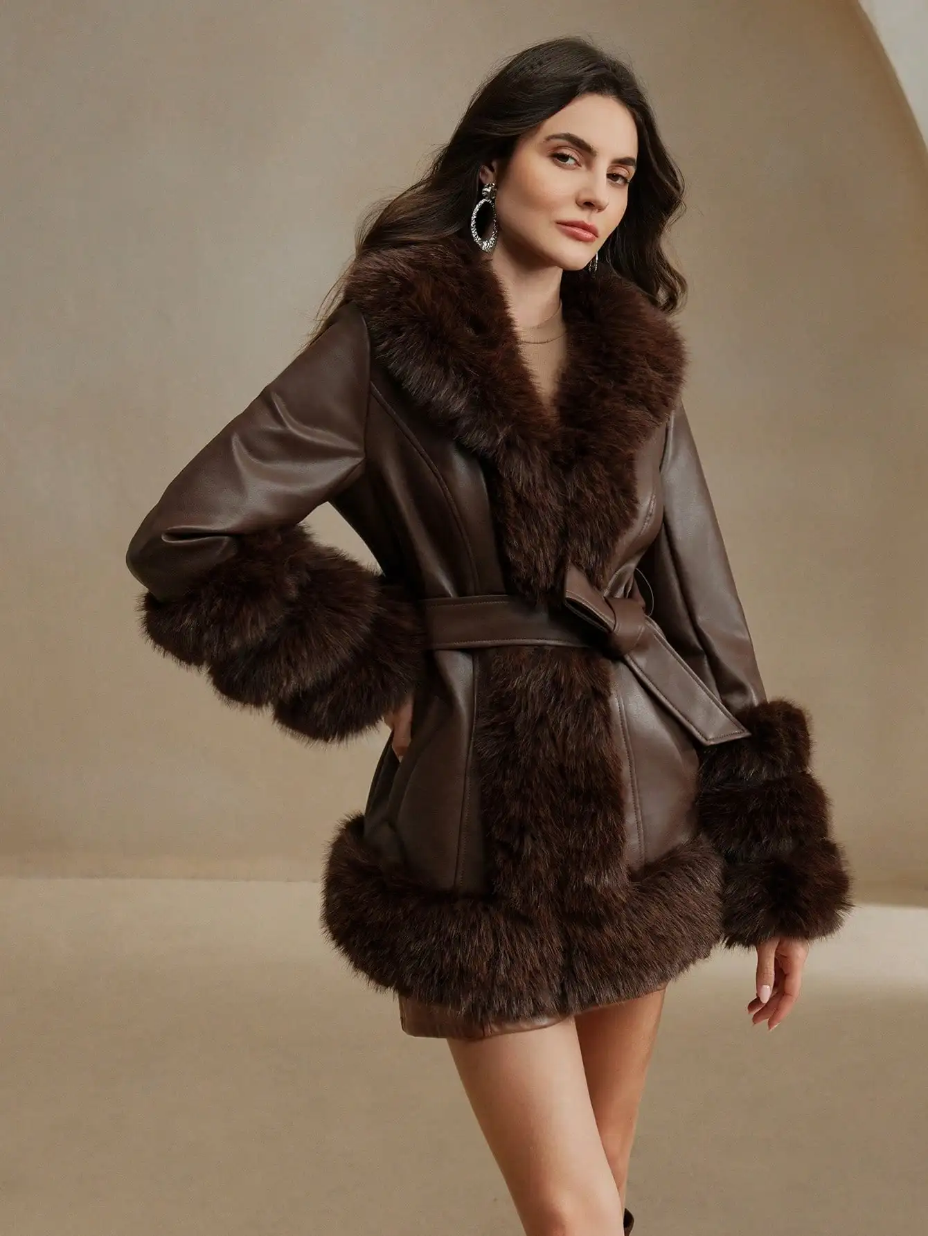 レディースフェイクファー付きレザージャケット、ベルト付き、冬用暖かいショートコート、エレガントでスタイリッシュ