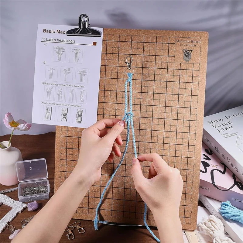 

ABCA-поставка для плетения аксессуаров для браслетов: 12 x 16 дюймов, доска макраме, 100 шт. булавок и регулируемая подставка, набор инструментов для плетения