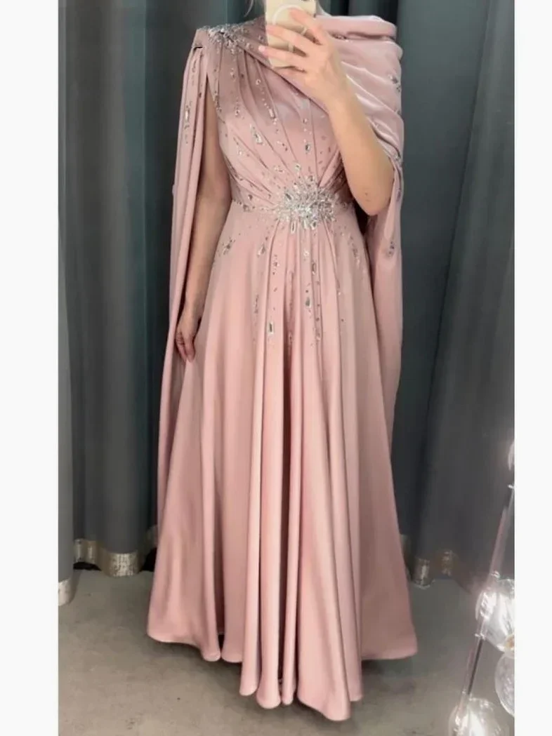 Maßgeschneiderte Saudi-Arabien-Abschlussballkleider, elegantes Vintage-Abendkleid mit süßen rosa Rüschen und Kristallperlen, Partykleid für formelle Anlässe