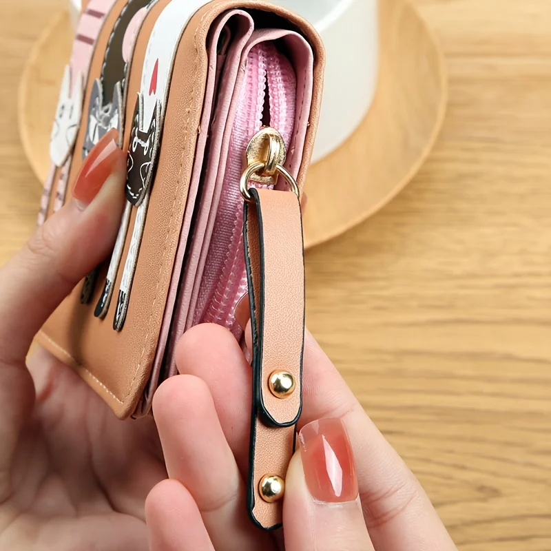 Kurze Geldbörse im Cartoon-Stil mit drei Katzen, 70% Rabatt, einfache Münztasche mit Reißverschluss, Geldklammer – Detail 2