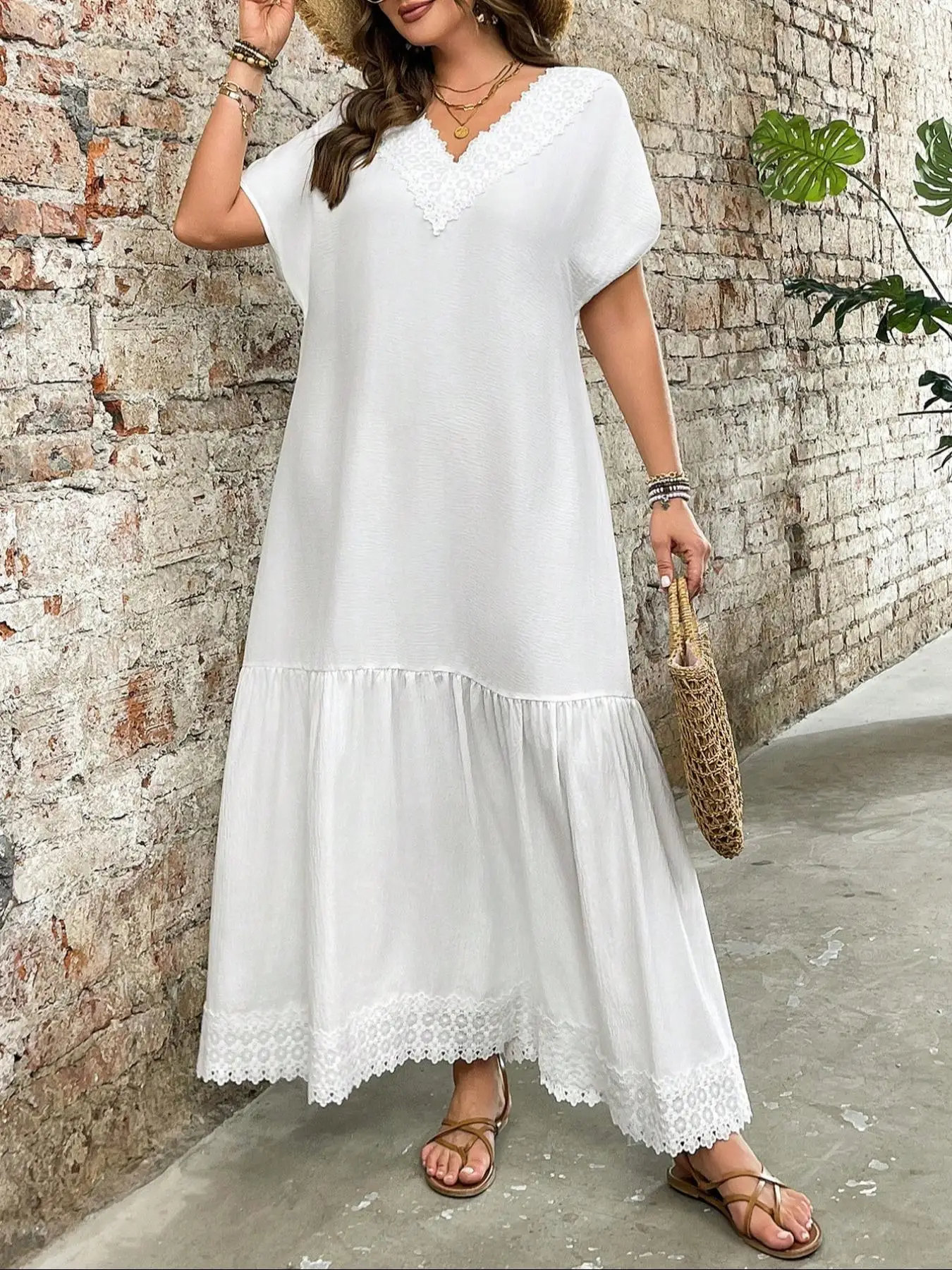 【Taille plus grande】 Robe à col en V brodée florale, robe longue décontractée à manches courtes pour les vacances, vêtements Plus pour femmes pour l'été