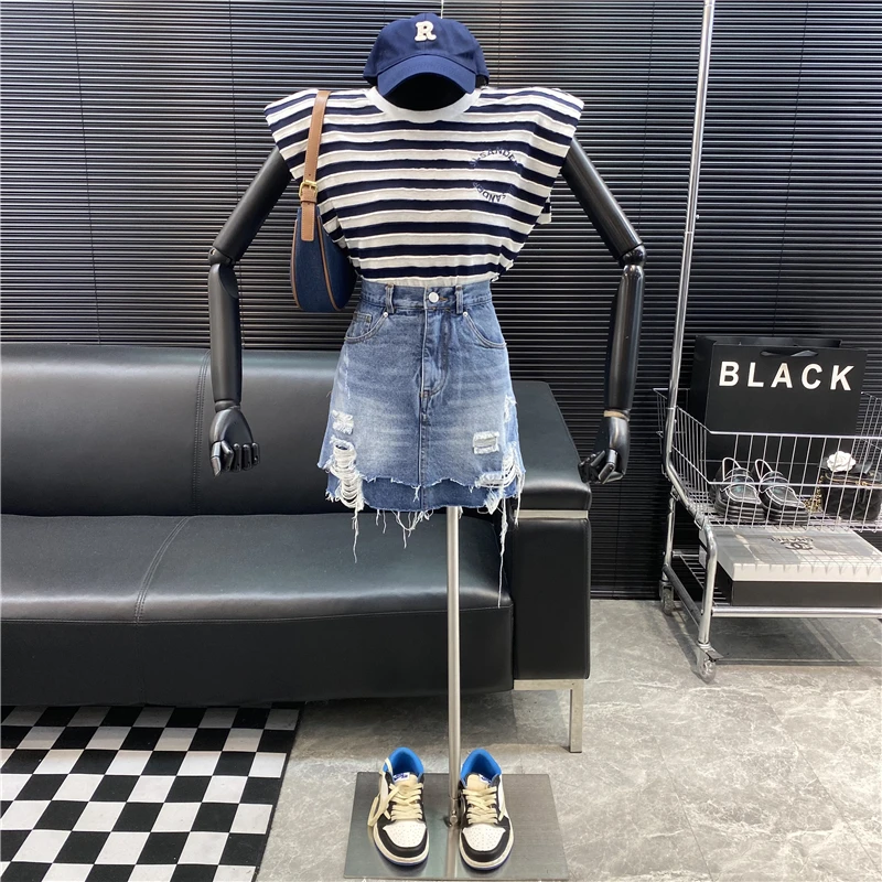 

New 2022 fashion Designer new style Fashionable Loose Thin stripe Sleeveless T-shirt Embroidery Letter printing Versatile Top