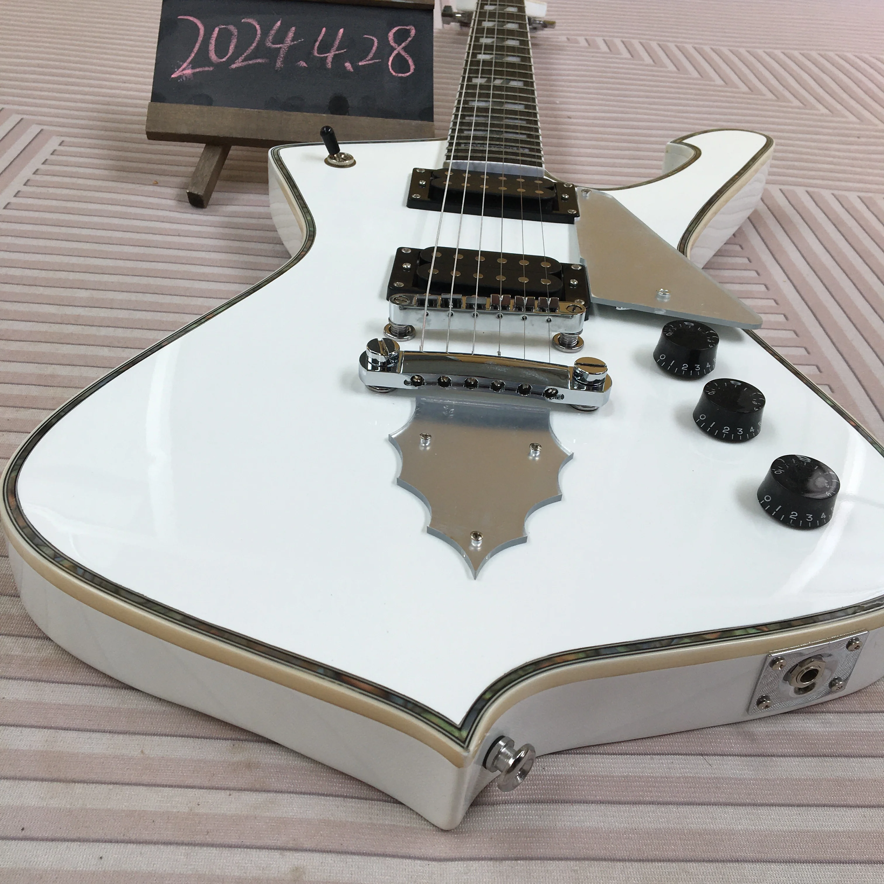 Free shipping in Stock electric guitar order immediately  white guitars 2H pickup mahogany body guitarra 6strings guitar