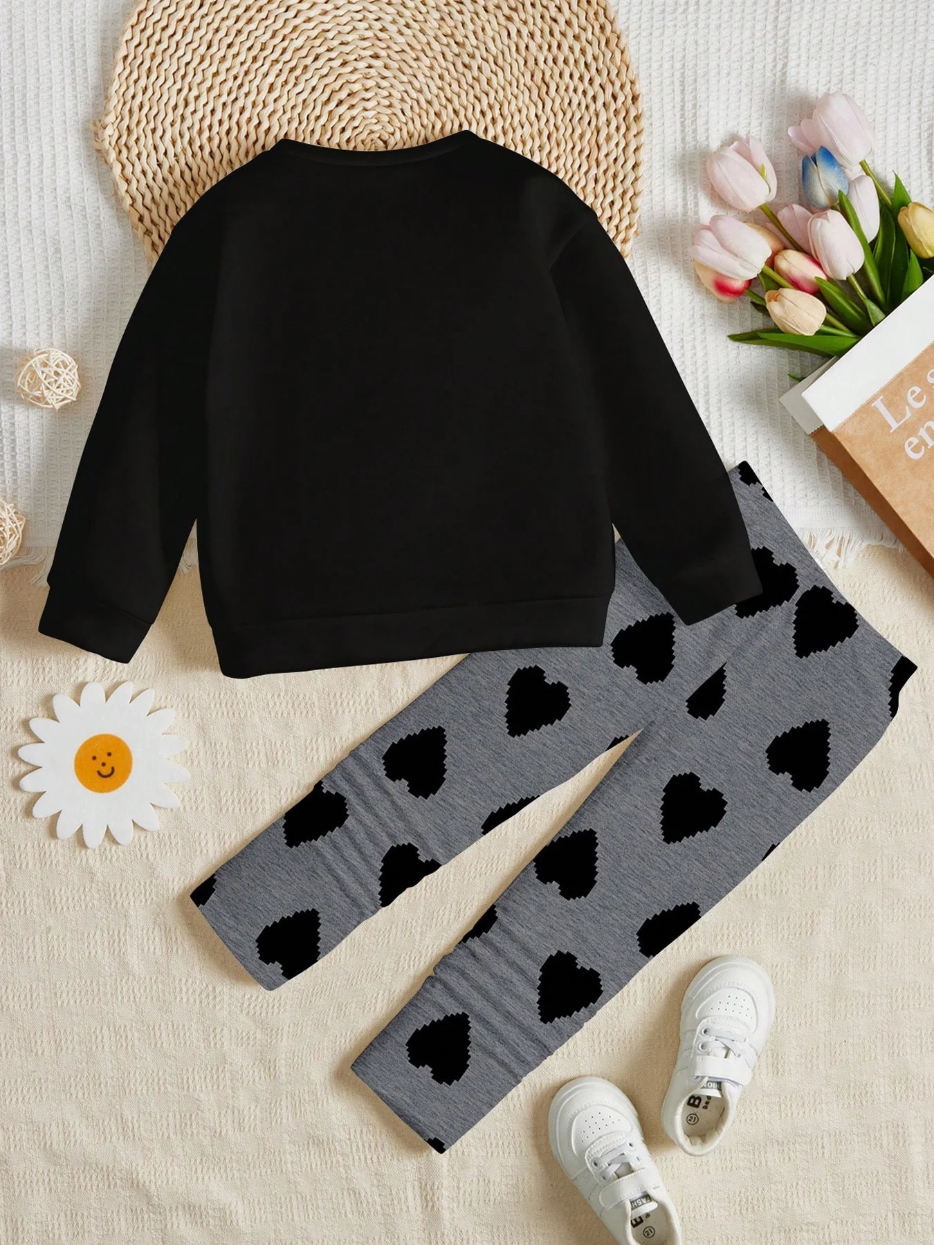 Girls' autumn outfit set: black round-neck sweatshirt + gray heart-print leggings two-piece set, suitable for girls over 3 years old, versatile clothing for home and outdoor wear in autumn and winter