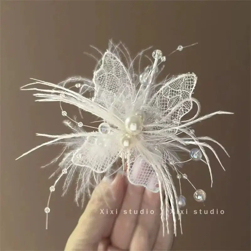 Weiße Spitzen-Schmetterlings-Haarspange mit Federn und Perlen, Elegantes Braut-Haaraccessoire für Hochzeiten, Abschlussbälle und Romantische Anlässe – Detail 2