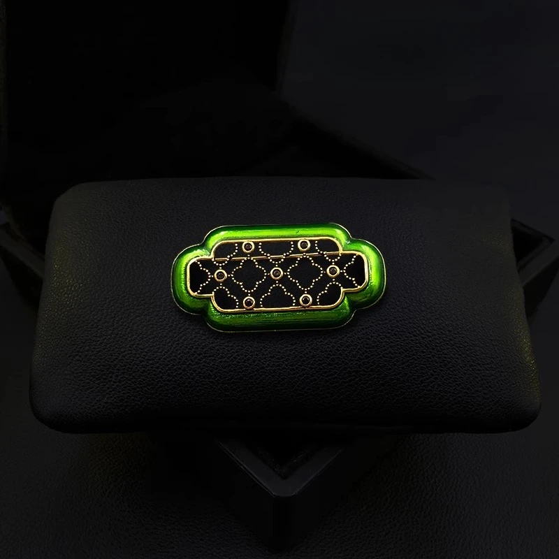 Vintage Chinese Style Brooch for Women Green Enamel Carved Window Shape Lapel Pin Elegant Luxury Coat Sweater Accessory 2056