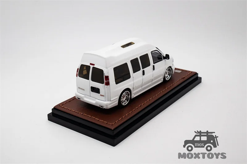 GOC 1:64 GMC SAVANA Business RV White Diecast Model Car