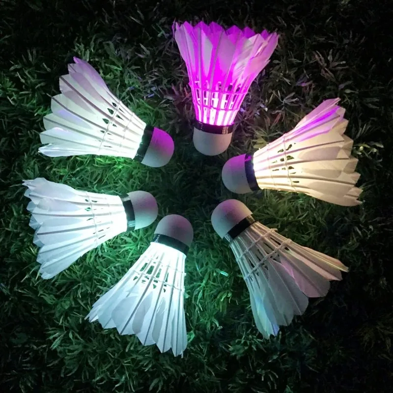 4 قطع الإضاءة الريشة ليلة الظلام الملونة LED الإضاءة الرياضة الريشة ضوء بقعة المكوك الديك الملحقات الريشة