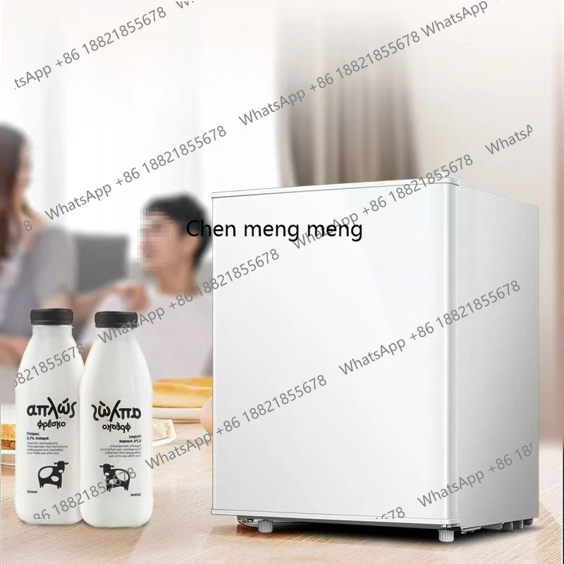 

Маленький холодильник, белая однодверная, небольшая домашняя комната для аренды, офис в общежитии, бытовое охлаждение.