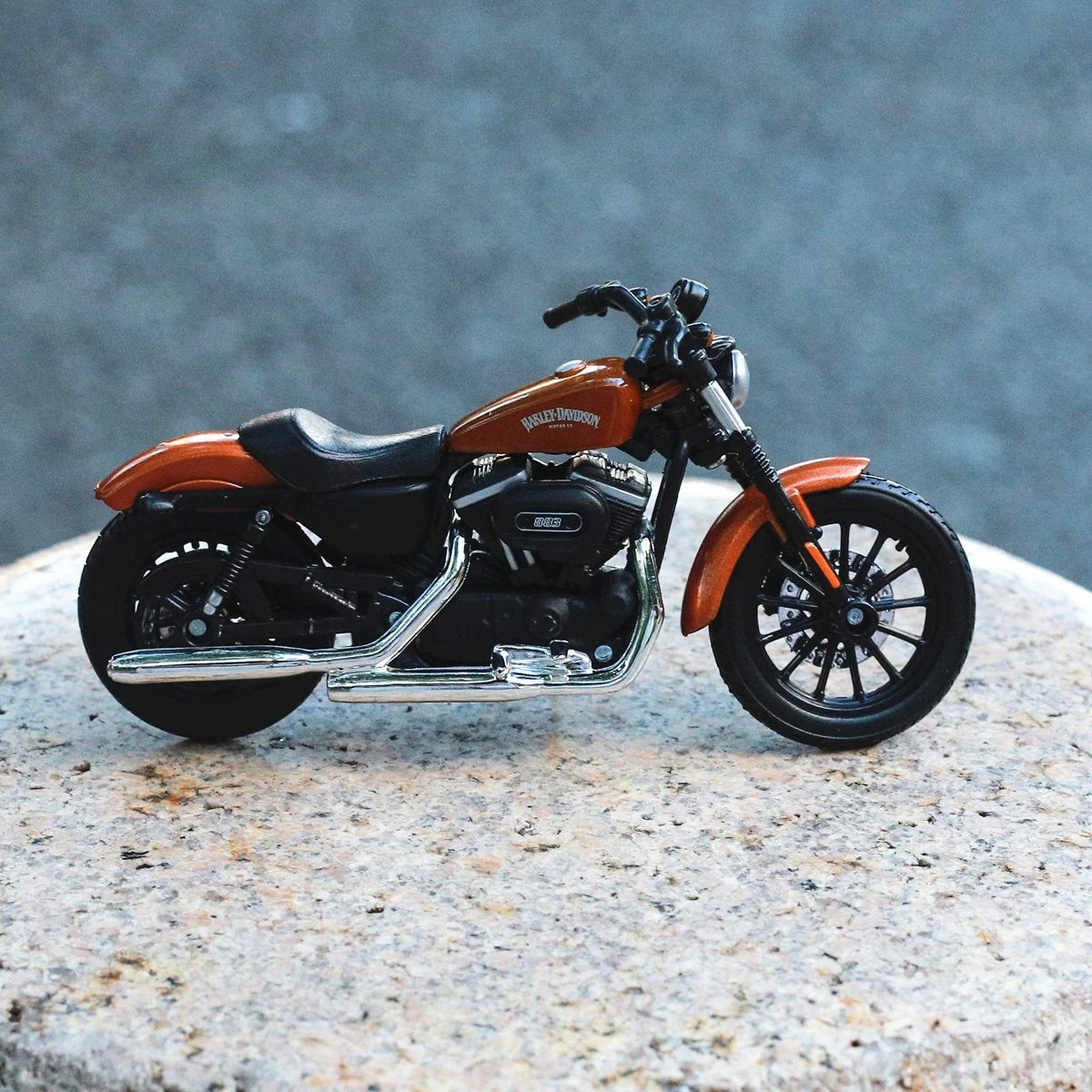 Maisto 1:18 Harley Davidson Sportster Iron 883 Alloy Classic Motorcycle Model Diecast Metal Motorcycle Model Childrens Toys Gift