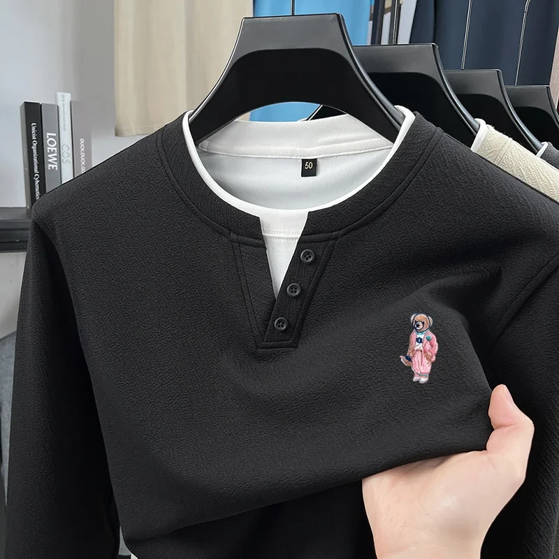 Herbstliche Herren-T-Shirts mit Rundhalsausschnitt und Fake-Two-Design, exquisit besticktes Langarm-Oberteil mit Rundhalsausschnitt, lässige Mode-Markenkleidung für Männer. – Detail 11