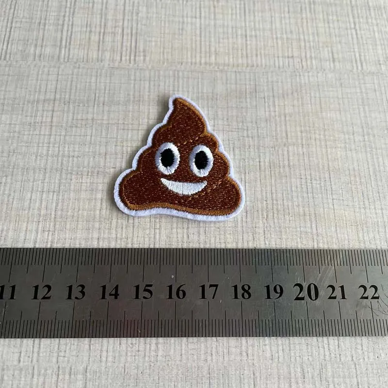 5 pz/4.6*4.4CM cacca Smile Face badge Patch Thermocollant, tessuto Applique ricamo ferro su toppe per abbigliamento, t shirt