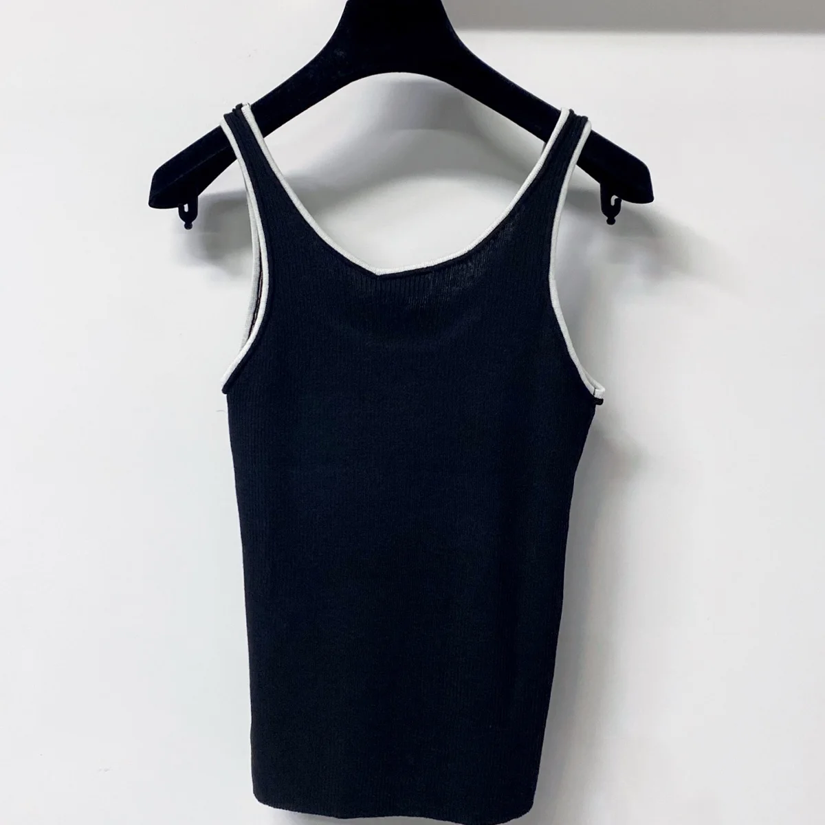 High Quality Women Contrast Color Binding Ribbed Slim Fit Basic Sleeveless Tank Top For Daily Wear lyt26726130