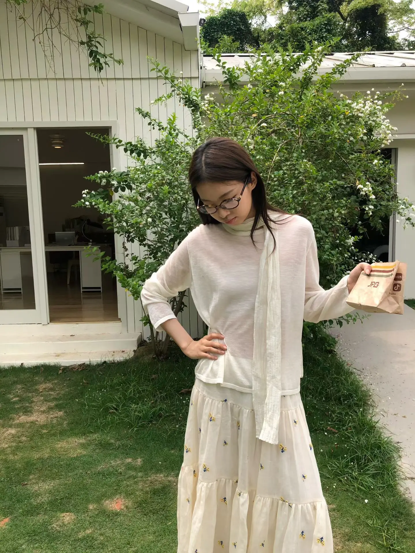 

Вязаный свитер Lilian Miluroom из льна с кружевной отделкой и ажурным узором, очень красивый, комфортный, свободного кроя, с круглым вырезом, длинный рукав.