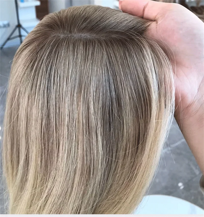 Wig Depan Renda Sintetis Gelombang Tubuh Pirang Abu dan Platinum Campuran Akar Gelap dengan Wig Garis Rambut Realistis Yang Telah Dipetik untuk Wanita