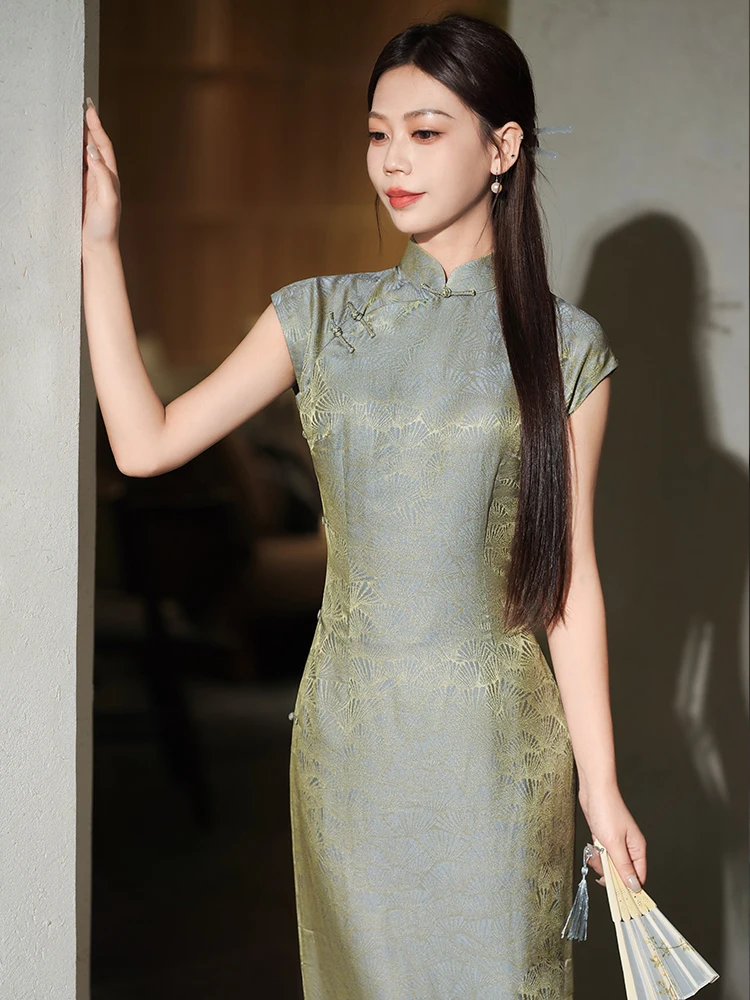 

Ретро-платье из длинного шелкового атласа, с вышивкой ручной работы в сине-золотых цветах, для повседневной носки