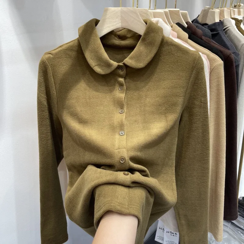 قميص نسائي بياقة مخملية على الوجهين. طبقة أساسية حرارية أنيقة لخريف وشتاء 2025، طبقات علوية أنيقة ودافئة.