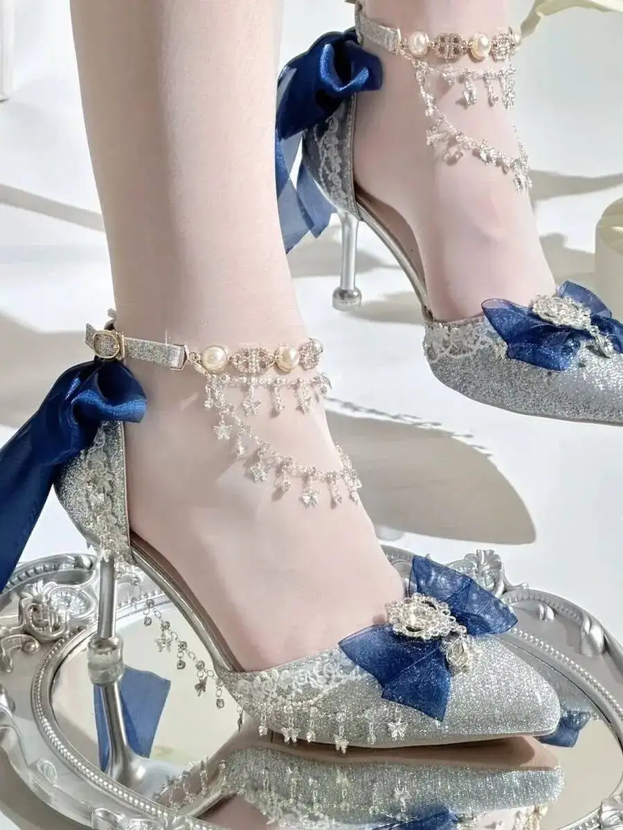 Zapatos de Tacón de Novia Lolita Hechos a Mano con Diseño de Cielo Estrellado, Brillantina Plateada, Punta en Pico, Lazo Azul Marino, Borla de Perlas y Correa al Tobillo, Estilo Princesa