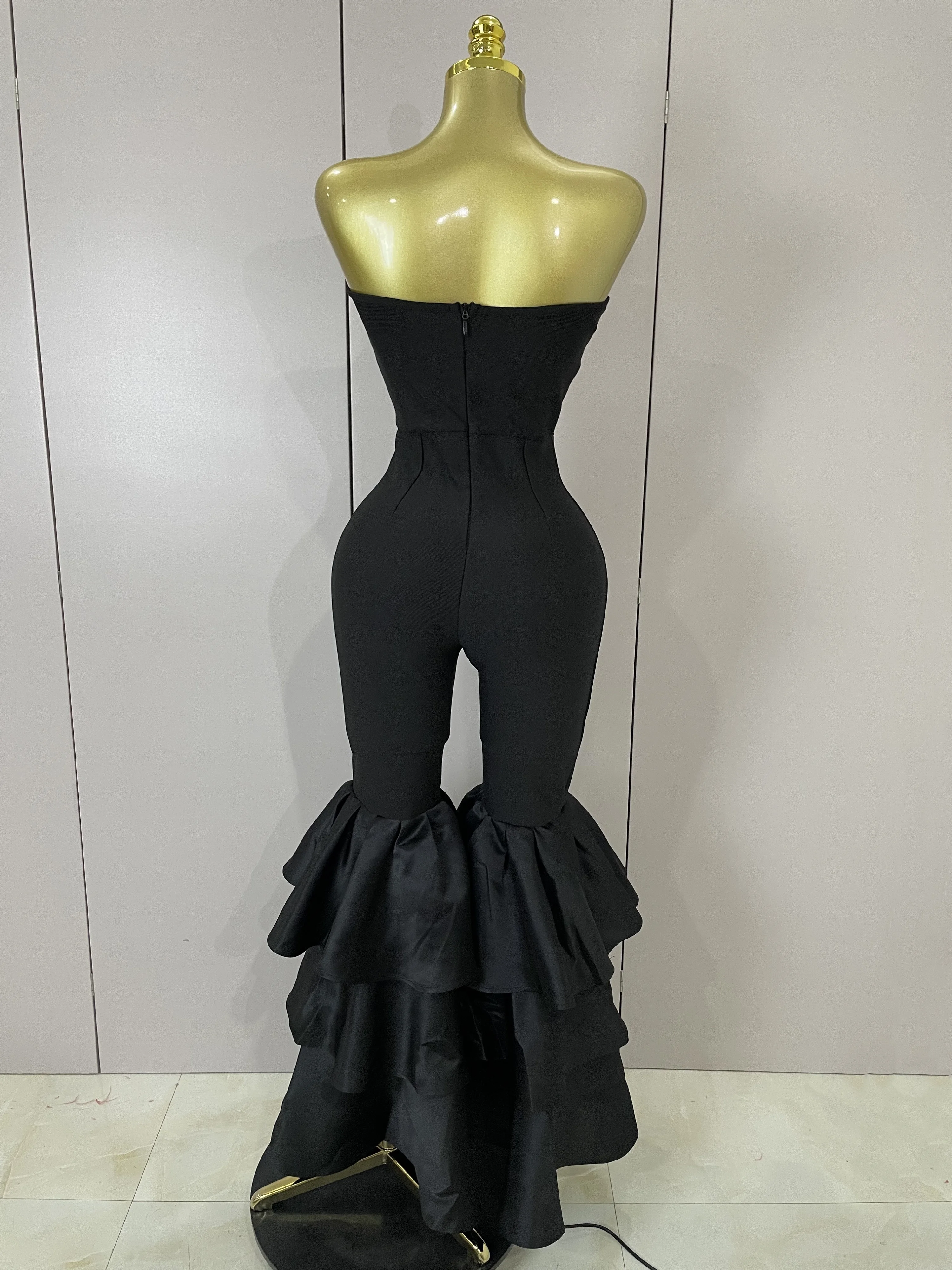 بدلة قفز فاخرة لعيد الميلاد مثيرة بدون حمالات وكشكشة سوداء ضيقة مضيئة بأشرطة مضيئة 2025 ثوب فضفاض نسائي للمشاهير في شارع العليا