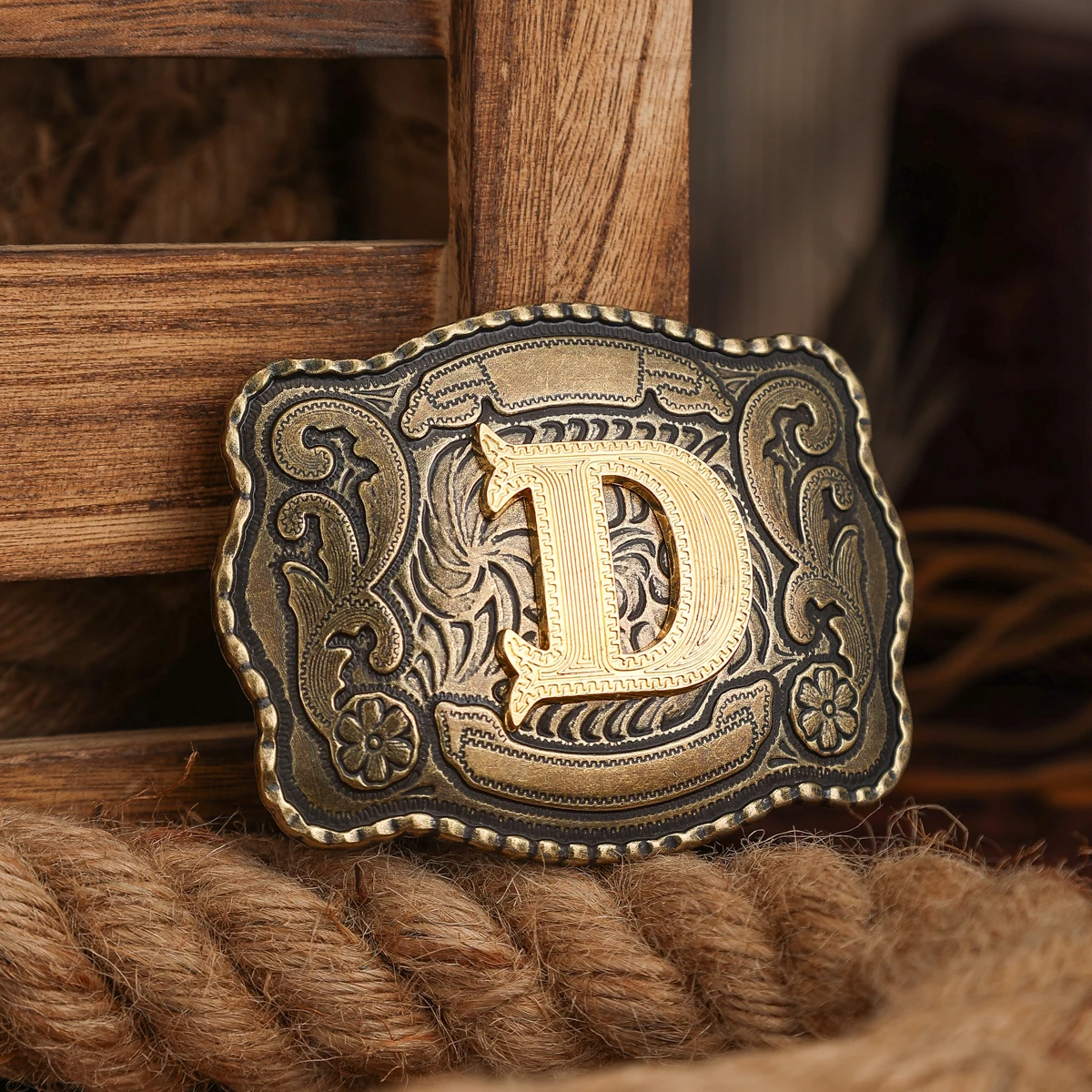 مشبك حزام على الطراز الغربي مصنوع من مادة معدنية، مع مشبك حزام قديم وإبزيم واحد بأحرف منقوشة