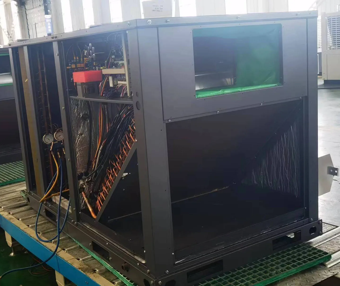 15 тонн промышленного кондиционера R410a на крыше в упаковке для музея