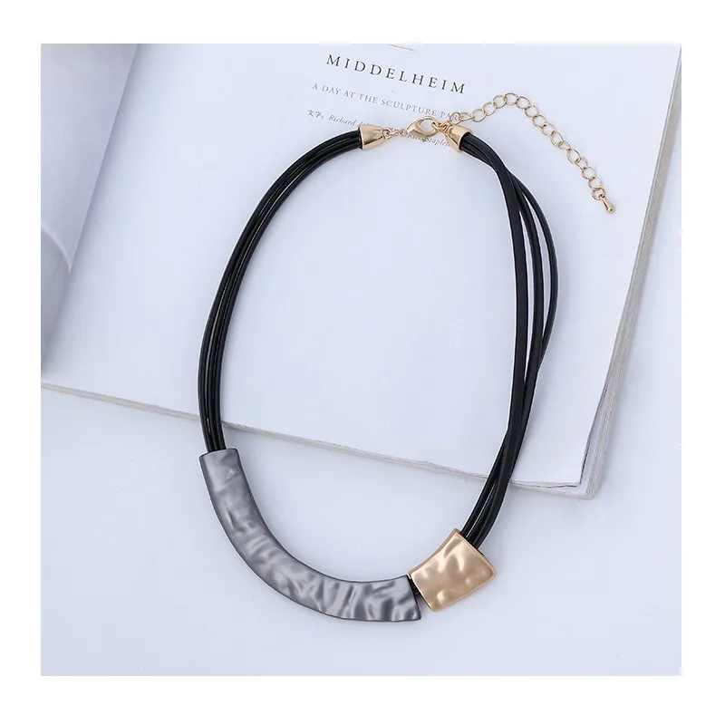 

Special for New Products, Versatile Fashion Atmospheric Necklace, Alloy Contrasting Color Women's Short High-end Clavicle Neckla