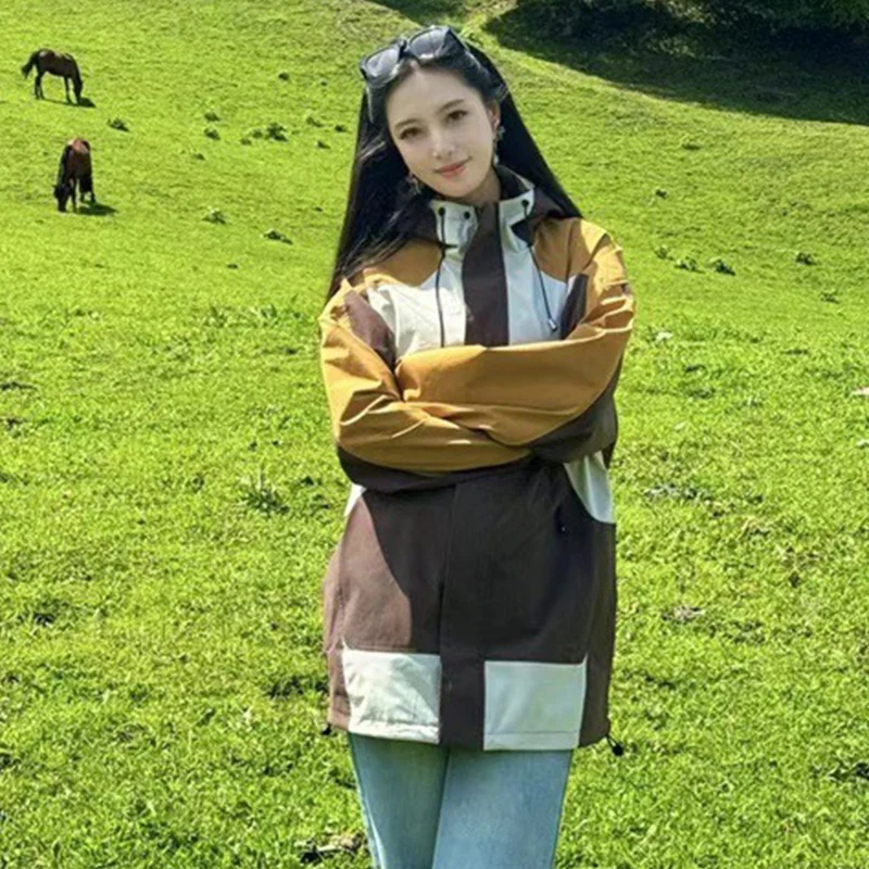 เสื้อแจ็คเก็ตแฟชั่นลายปะติดสำหรับผู้หญิง เสื้อแจ็คเก็ตกันลมมีฮู้ด มีกระเป๋า เหมาะสำหรับกิจกรรมกลางแจ้ง รุ่นใหม่ปี 2025 แบบซิป แจ็คเก็ตสปอร์ตสำหรับผู้หญิง