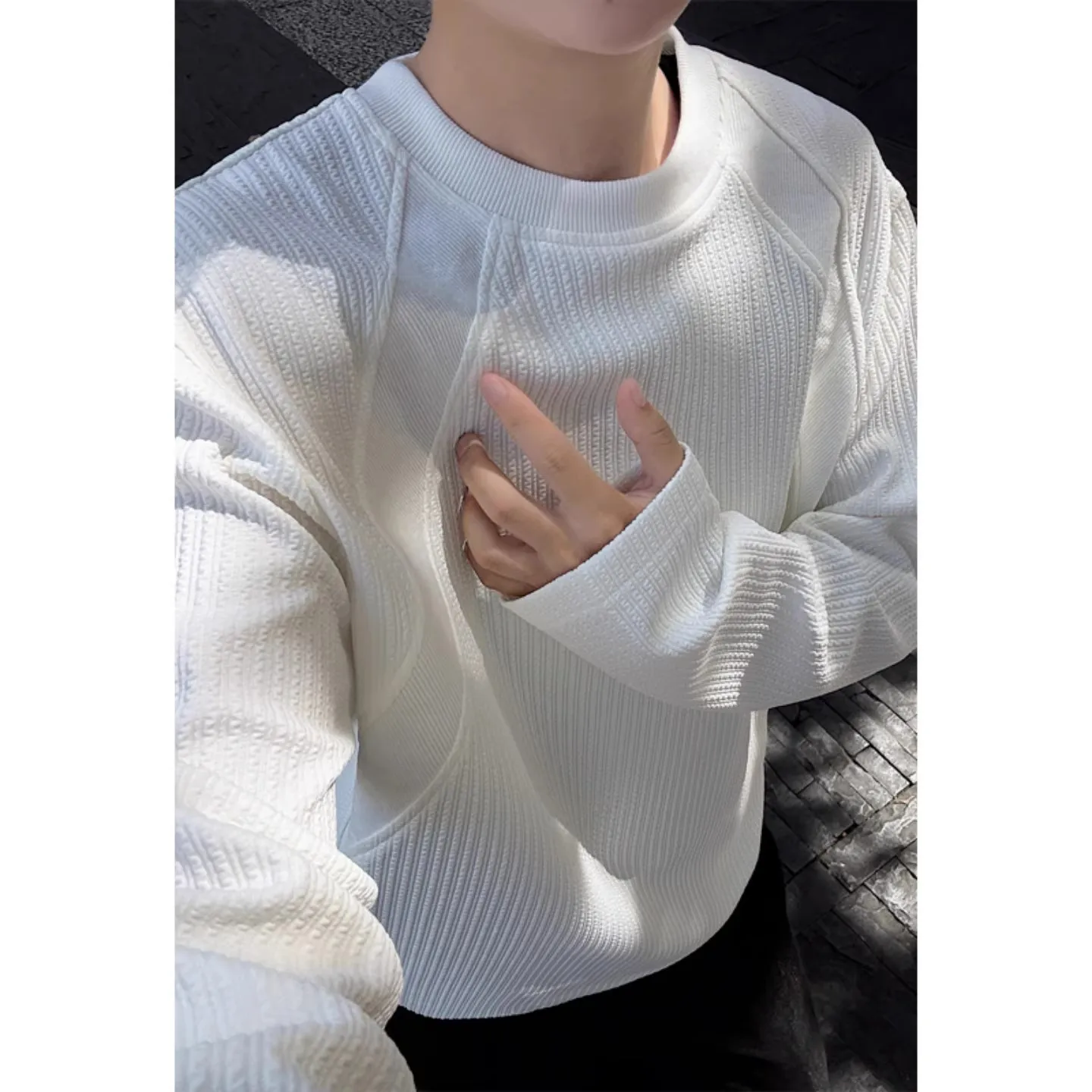 

Белый текстурированный мужской осенний американский лоскутный топ с длинными рукавами, небольшим вырезом и рубашкой с внутренним низом