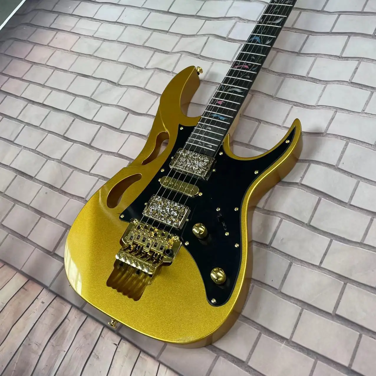 New 6-string electric guitar split body electric guitar, metal yellow body, high gloss, rose wood fingerboard, maple wood track,