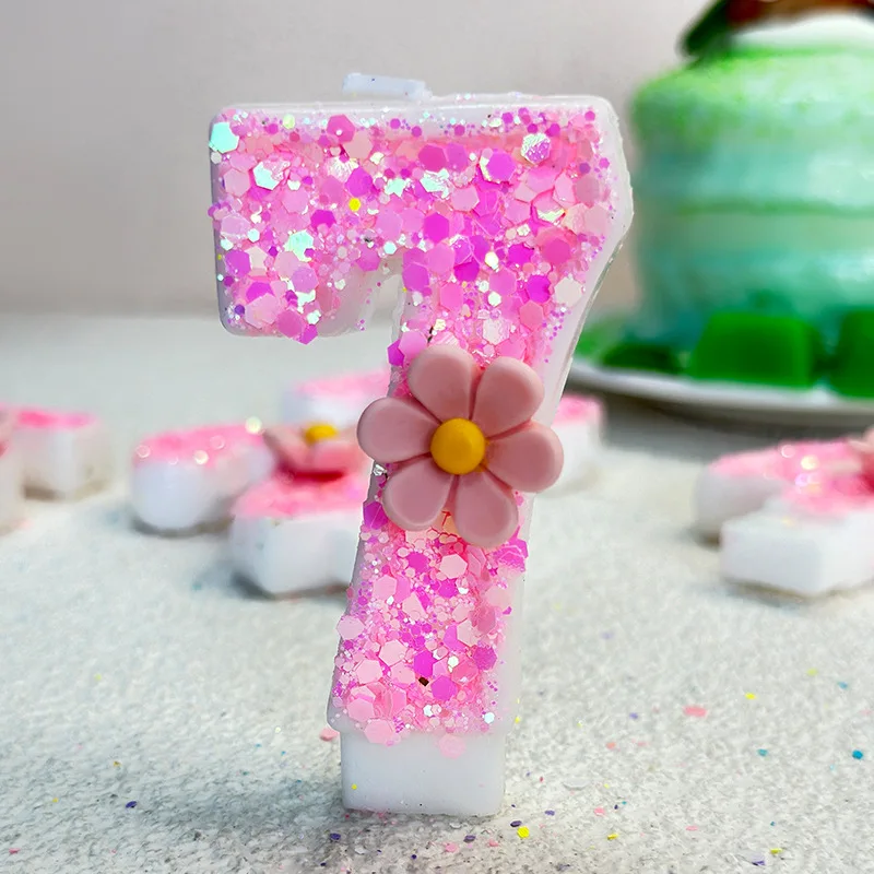 Velas de cumpleaños de color rosa con flor de cerezo. Velas digitales con lentejuelas de flores rosas, enchufes de decoración de ambiente de pastel de postre de fiesta