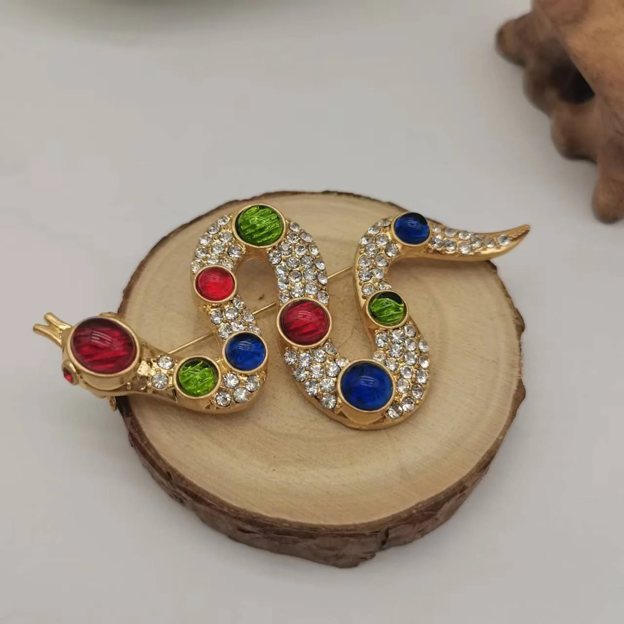 SKEDS النساء الرجال أزياء رائعة ملونة حجر الراين الأفعى بروش دبوس سيدة أنيقة كريستال الساطع الحيوان شارات صدر الفستان #4