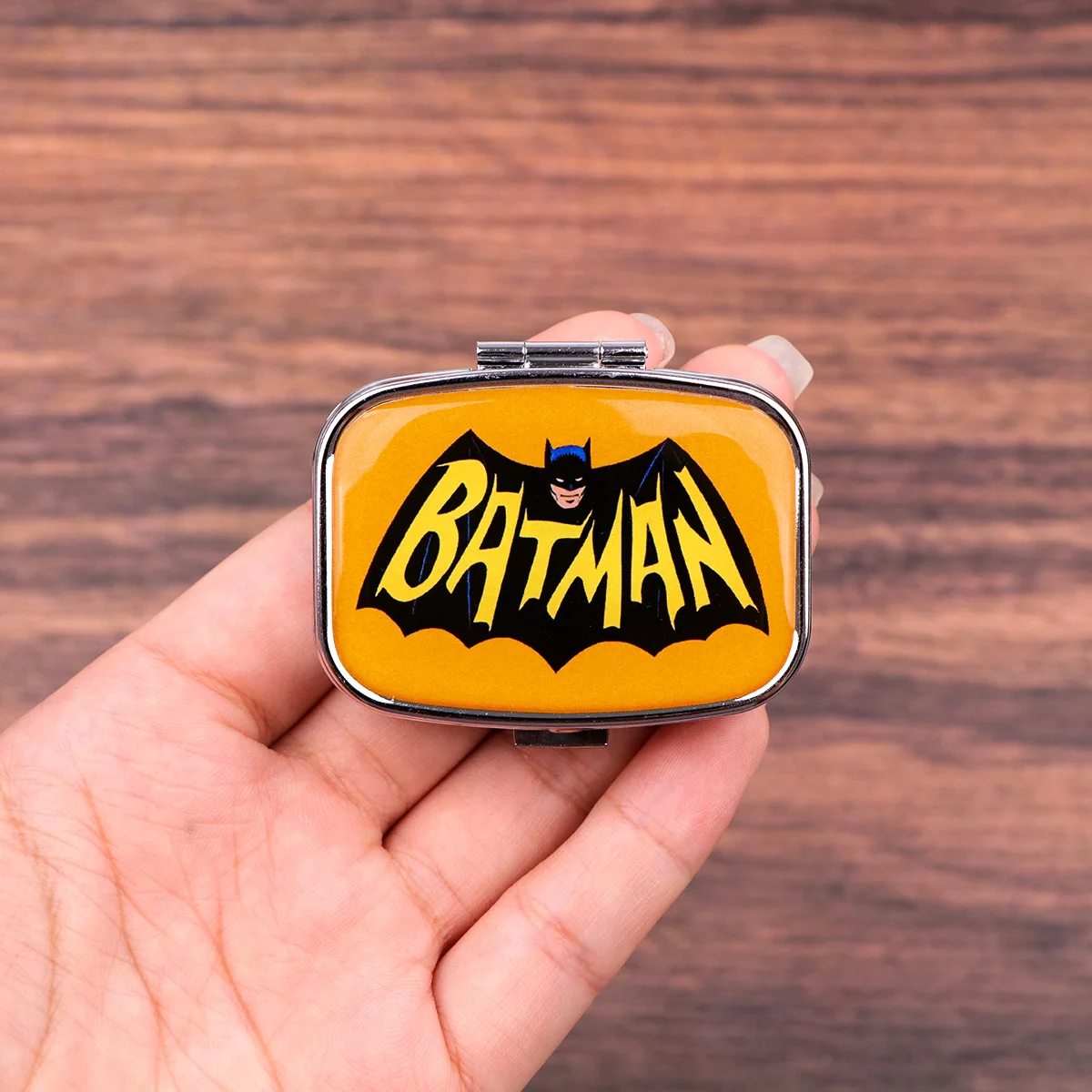 صندوق حبوب البطل الخارق من فيلم رائع، صندوق حبوب مربع معدني مقسم للسفر، علبة دواء محمولة، علبة حاوية حبوب صغيرة