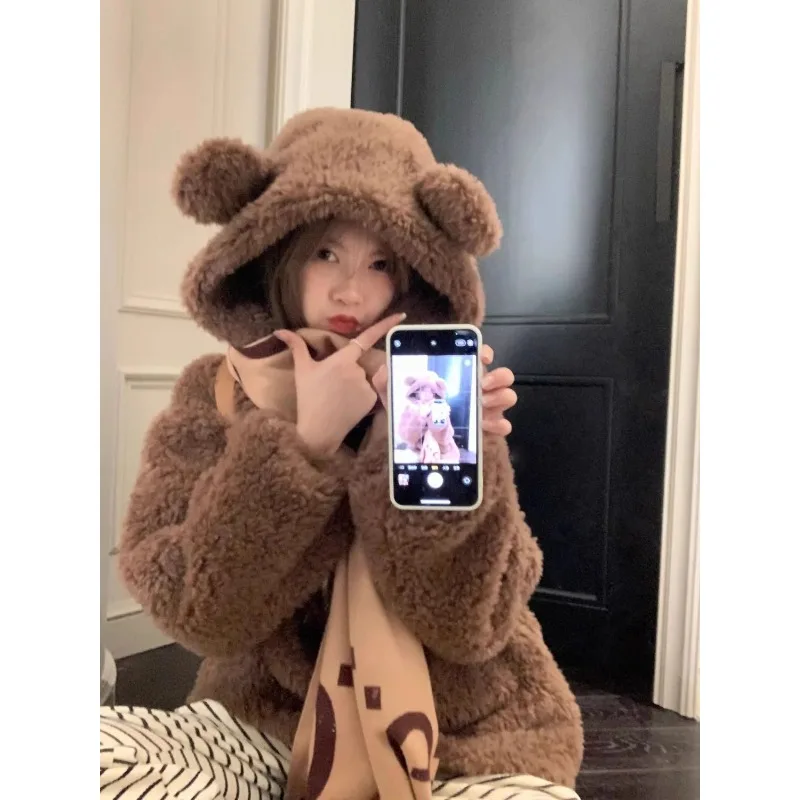 新しい秋冬のゆったりとしたフード付き厚手の暖かいプラッシュトップラムズウールコート女性用