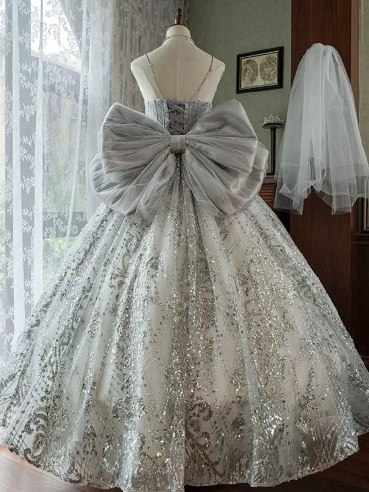 Een nieuwe stijl van lichte luxe en niche-hostjurk voor volwassenenceremonie, kunstexamen uit de zware industrie