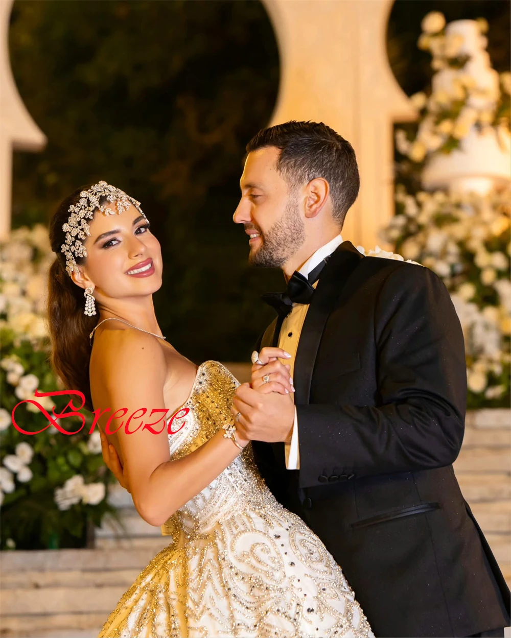 맞춤형 우아한 화이트 새틴 웨딩 드레스 고품질 Strapless 크리스탈 신부 가운 채플 트레인 오픈 백 드레스