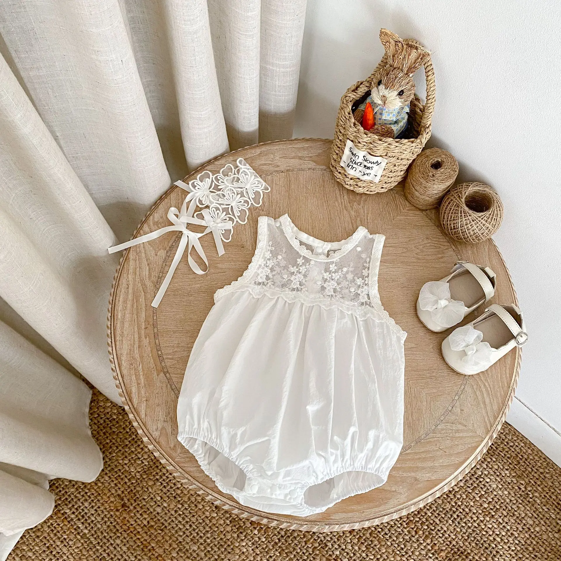 Sommerliche Babykleidung im neuen Stil für 0–3 Jahre, exquisiter und modischer Baby-Spitzenanzug mit Dreiecksoverall