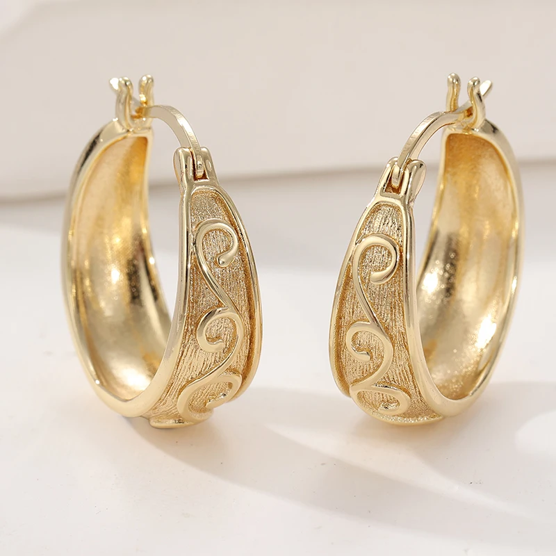 Einfache Modische Creolen für Damen Klassische Goldfarbene Metall-Ohrringe mit Handgraviertem Muster – Detail 2