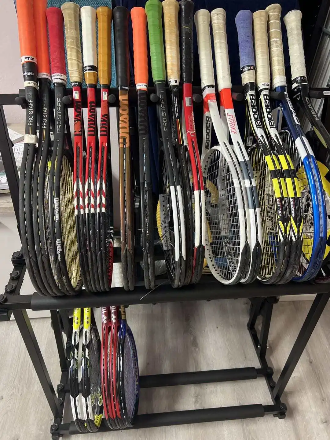 Rack de exibição de raquete de tênis infantil de badminton de camada dupla de 14 posições