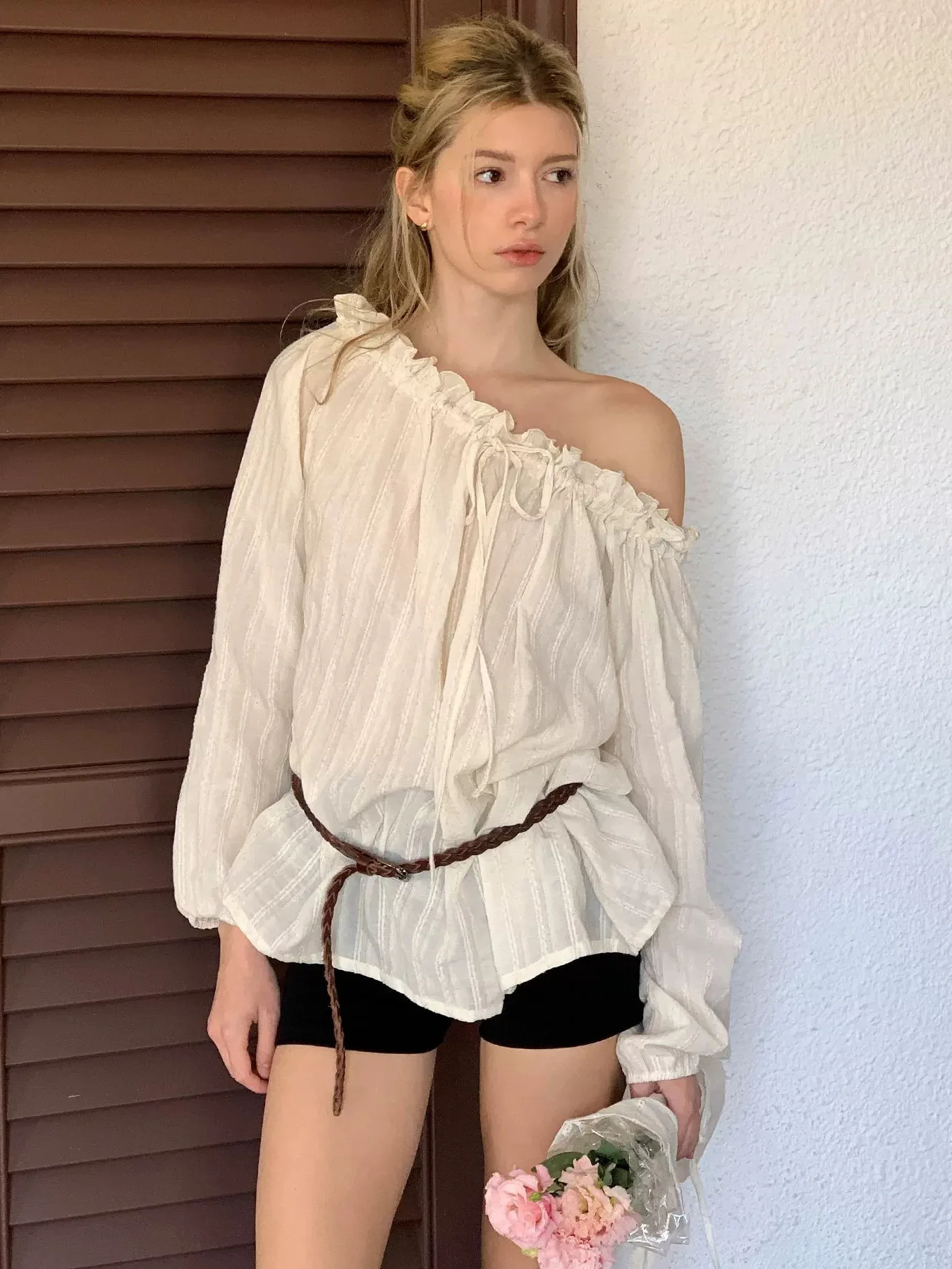 

Sweet Lace Trim Shirt Spring New Style Letter from Moon One Shoulder Long Sleeve Women's Cotton Bubble Sleeve Breathable Loos...