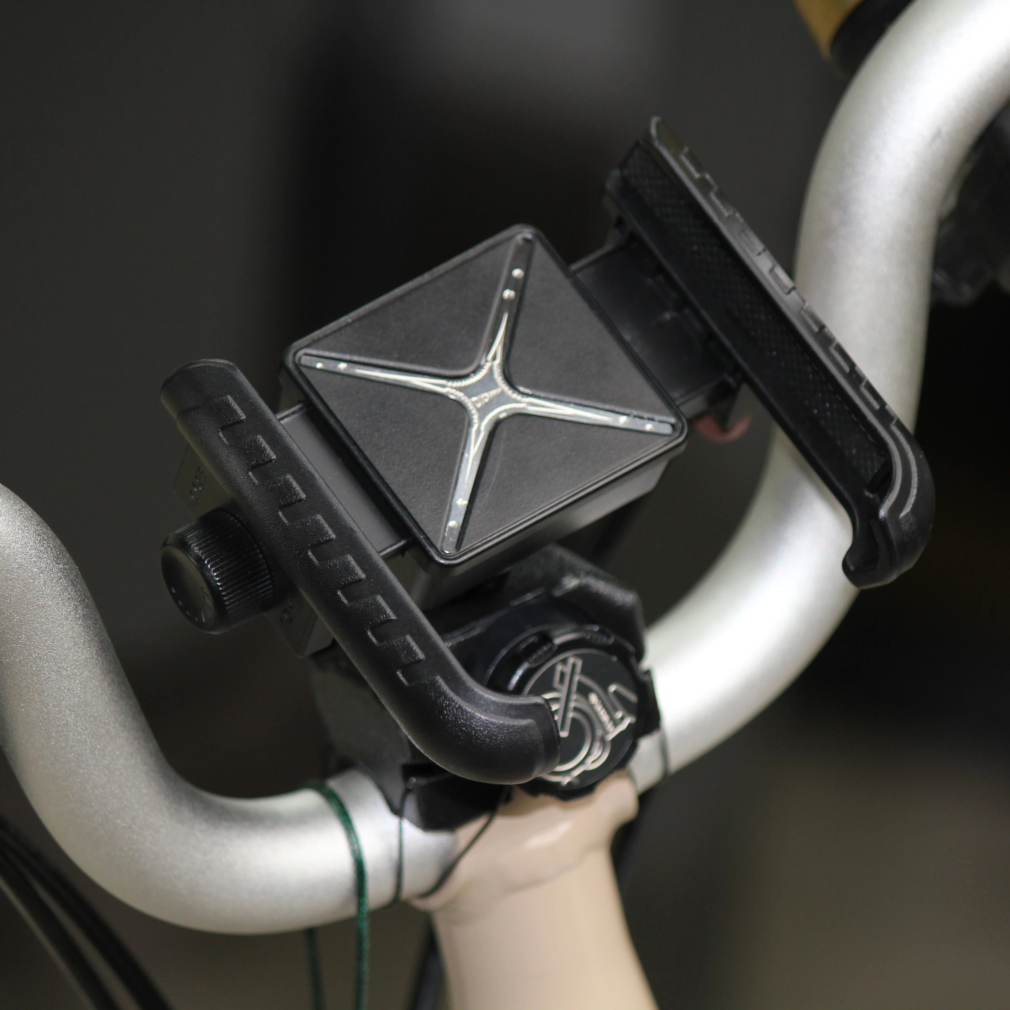 Uchwyt rowerowy na telefon komórkowy DC do różnych modeli, do rowerów składanych Brompton, antypoślizgowy, z regulacją rozmiaru.