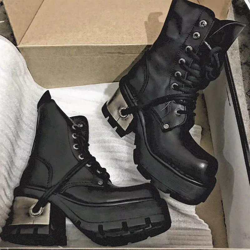 2025 Kurze Stiefel mit dunkler Lokomotive, dicke Sohle, dicker Absatz, Retro-Punk-Schnürstiefel aus Metall mit hohen Absätzen und Schnürstiefel für Damen
