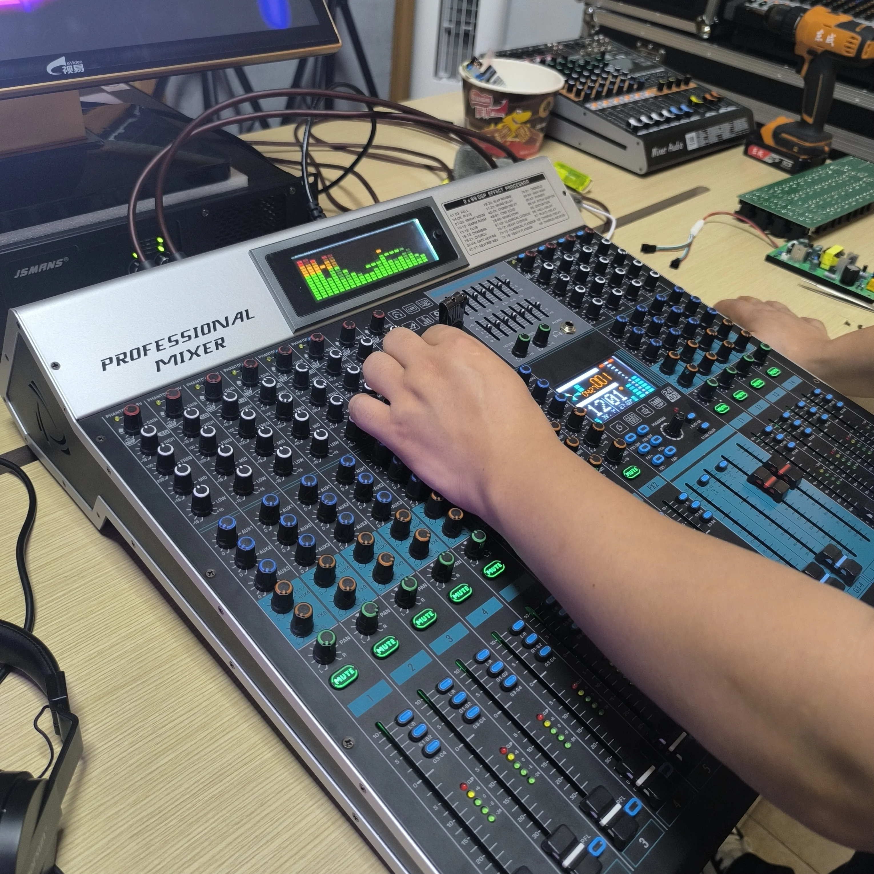 

Профессиональный DJ-контроллер звука, 14/18-канальный микшер с двумя процессорами 99DSP, USB, MP3, Bluetooth, аудиомикшер для сцены и студии.