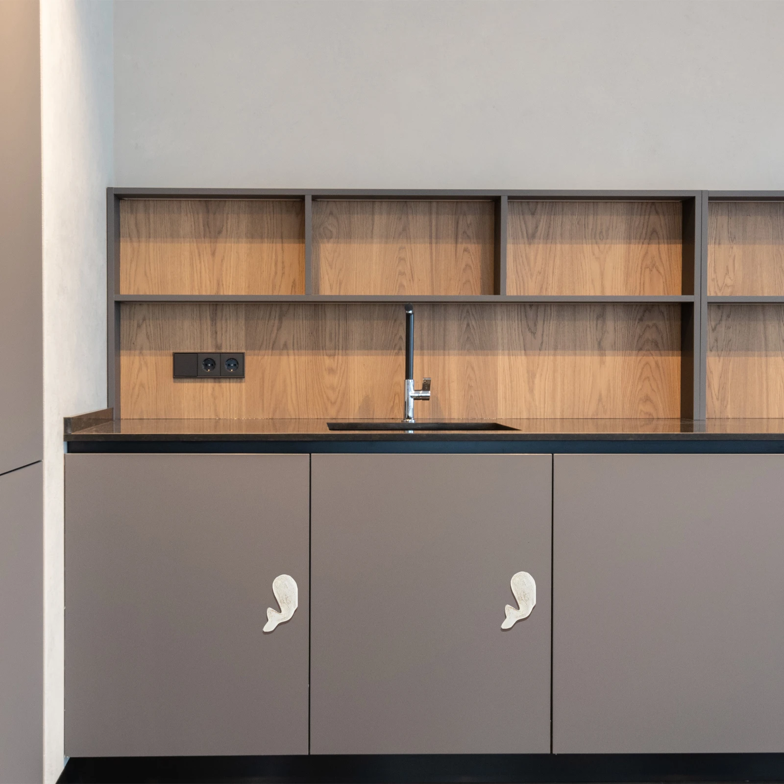 

2Pcs White Whale Cabinet Handles Cast Iron Retro Door Knob for Wardrobe Kitchen Cupboard Drawer Pulls Decorative Furniture Knobs