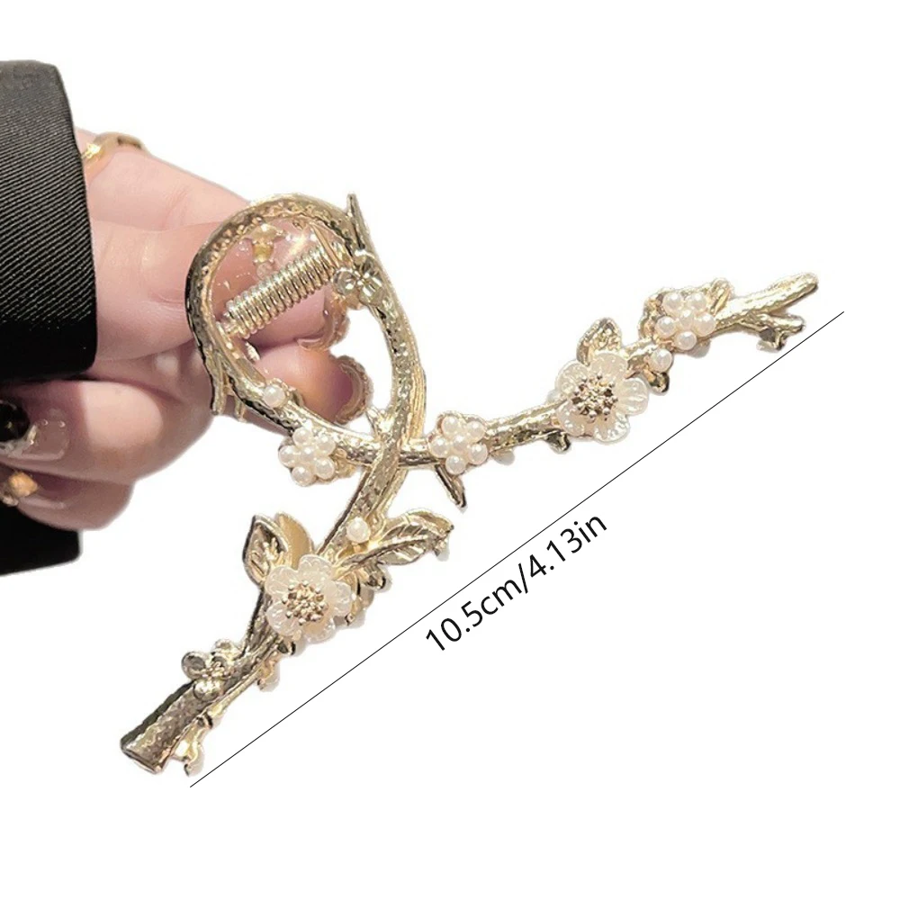 Elegante Retro-Haarspange mit Perlenblütenzweig und Blumendetail. Von der Natur inspirierter modischer Haarschmuck für Damen – Detail 5