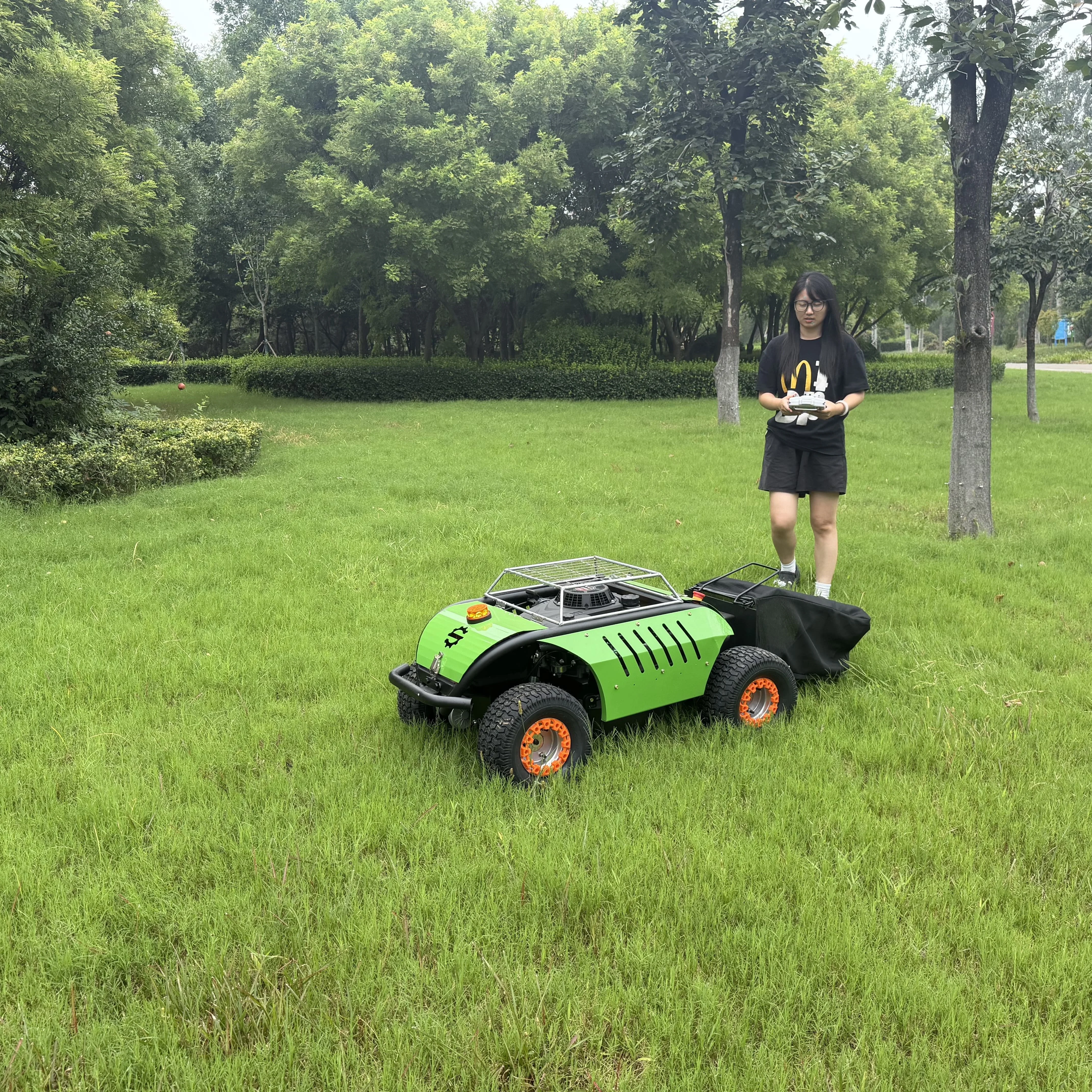 Customized Large Grass Box Lawn Friendly Tires Anti Block Grass MS500W Wheeled Remote Lawn Mowing Robot For Small Private Garden