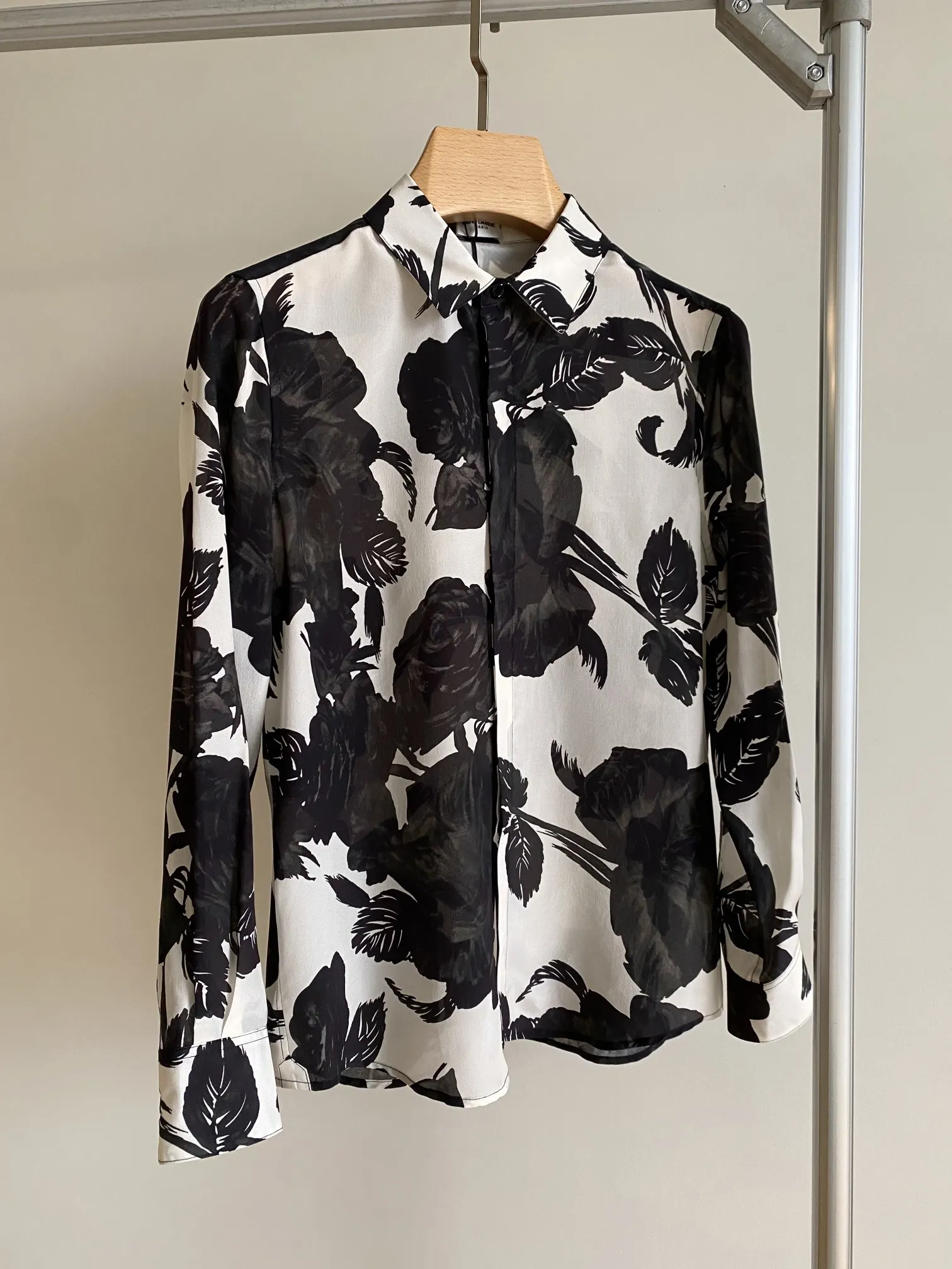 

2024 Spring/Summer New Women's Wear Silk Black Rose Pattern Printing Lapel Long Sleeve Shirt 0319