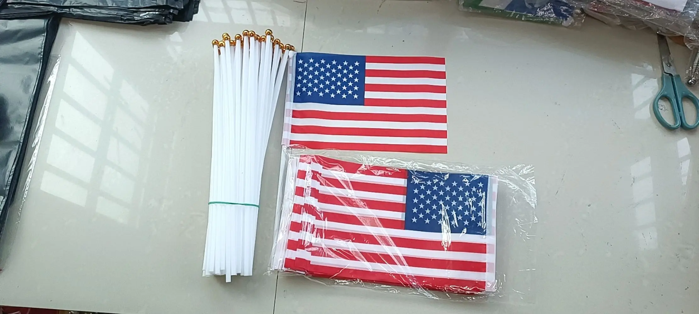 Xvggdg 50pcs American Hand Wave Flags 14*21CM USA National Flags Celebration Parade Banner