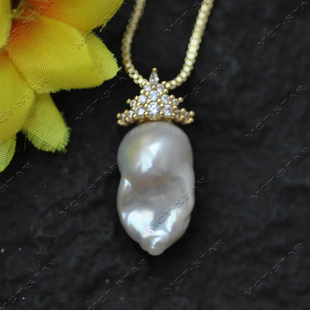 

Подвеска-шарм MCT·STAR 23 мм с золотой короной, полностью инкрустированная белыми фианитами, в стиле барокко, с жемчугом Keshi (Z14560)