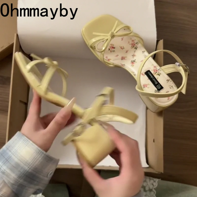 Neue Sommer-Sandalen für Damen mit Schmetterlingsknoten und dickem Absatz, modische Blumenmuster-Knöchelriemchen-Schuhe, elegante Outdoor-Gladiator-Sandalen